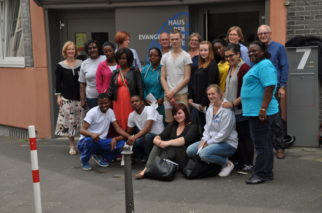 Gruppenbild vor dem Haus der Kirche in Siegburg