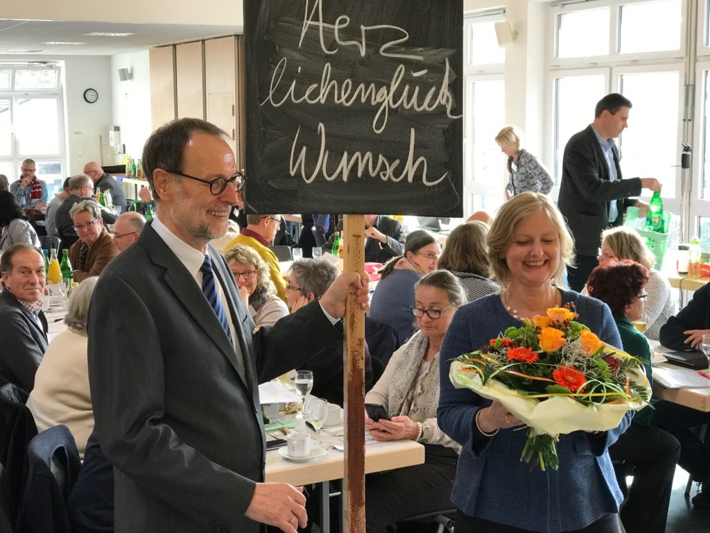 Der scheidende Superintendent Reinhard Bartha und die neue Superintendentin Almut van Niekerk